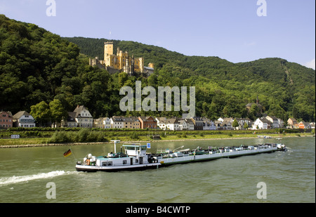 Schloss Stolzenfels am Rhein mit dem Lastkahn Verkehr in der Nähe von Koblenz Stockfoto