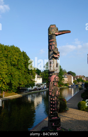 Totempfahl neben Grand Union Canal Berkhamsted Hertfordshire England Stockfoto