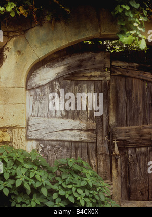 Altes Dorf Tür in Gartenmauer, Dordogne, Frankreich Stockfoto