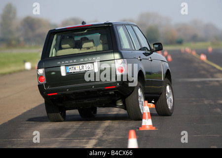 Range Rover TDV8 Vogue, Modelljahr 2002-dunkelgrün, fahren, diagonal von hinten, Rückansicht, Pilonen, Einfahr-und Prüfstrecke Stockfoto