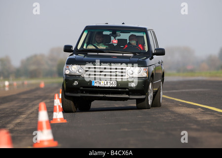 Range Rover TDV8 Vogue, Modelljahr 2002-dunkelgrün, fahren, schräg von vorne, Vorderansicht, Pilonen, Einfahr-und Prüfstrecke Stockfoto