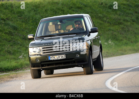 Range Rover TDV8 Vogue, Modelljahr 2002-dunkelgrün, fahren, schräg von vorne, Vorderansicht, Landstraße Stockfoto