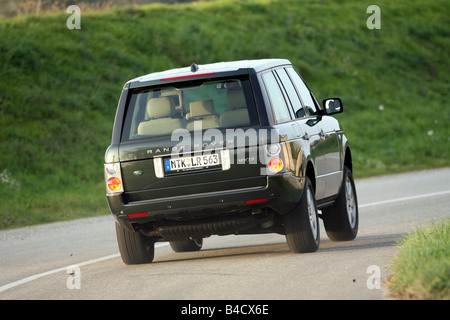 Range Rover TDV8 Vogue, Modelljahr 2002-dunkelgrün, fahren, diagonal von der Rückseite, hintere Ansicht, Landstraße Stockfoto