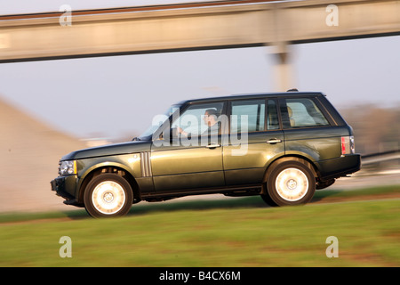 Range Rover TDV8 Vogue, Modelljahr 2002-dunkelgrün, fahren, Seitenansicht, Landstraße Stockfoto