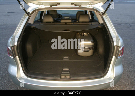 https://l450v.alamy.com/450vde/b4cx7y/auto-mazda-6-kombi-limousine-mittelklasse-modelljahr-2002-silber-blick-ins-boot-technikzubehor-zubehor-b4cx7y.jpg