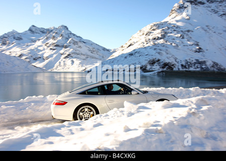 Porsche 911 Targa 4 s, Modell Jahr 2006, weiß, fahren, Seitenansicht, Schnee, Winter, landsapprox.e, Berge Stockfoto