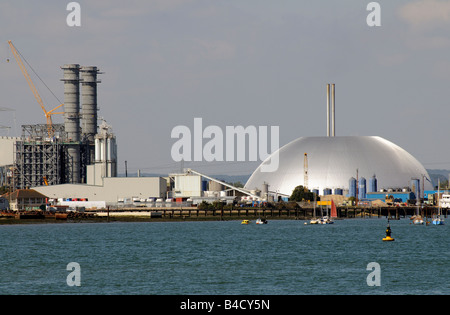 Southampton Water Segeln und Industrie England UK die silbernen Kuppel bei Marchwood von Veolia Environmental Services MRF ERF Stockfoto