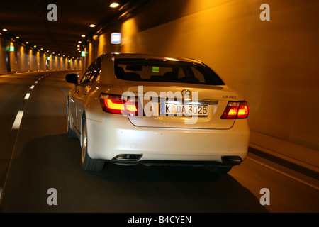 Lexus LS 460 Ambiente Eindruck, Modell Jahr 2007-, weiß, fahren, diagonal von hinten, hintere Ansicht, Stadt, Tunnel Stockfoto
