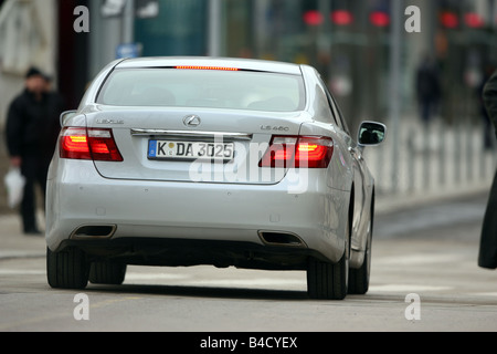 Lexus LS 460 Ambiente Eindruck, Modell Jahr 2007-, weiß, fahren, diagonal von hinten, hintere Ansicht, Stadt Stockfoto