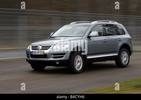 VW Volkswagen Touareg V10, Dieselmotor, Baujahr 2007-Silber, treibende, schräg von vorne, Vorderansicht, Landstraße Stockfoto