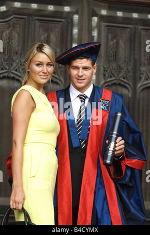 Steven Gerrard mit Frau Alex Curran erhalten Honorary Fellow von Liverpool John Moores University. Stockfoto