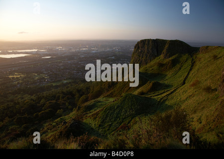 Ansicht von oben der Cave Hill mit Blick auf Belfast Belfast Nordirland Vereinigtes Königreich Stockfoto