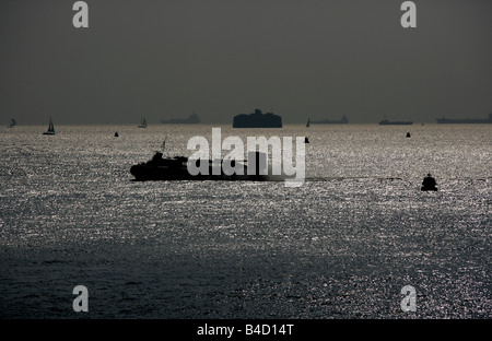Stadt von Portsmouth, England. Silhouette Blick auf ein Passagier Hovercraft Transit von Southsea auf die Isle Of Wight. Stockfoto
