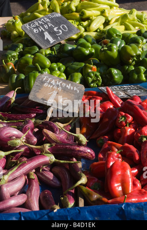 Rote und grüne Paprika mit Aubergine oder Aubergine auf Verkauf in Lavrion Obst- und Gemüsemarkt Festland Griechenland Stockfoto