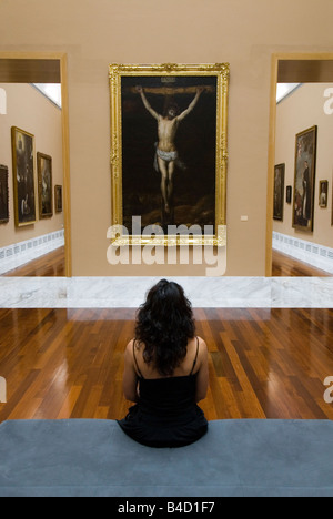 Frau betrachten religiöse Ölgemälde in Dauerausstellung im Museum der bildenden Künste Museo de Belles Artes de Valencia, Spanien Stockfoto