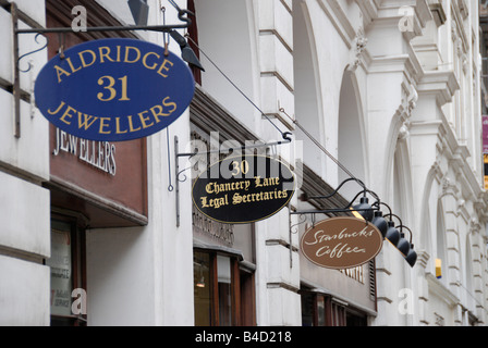 Geschäfte und Cafés in Chancery Lane London England Stockfoto