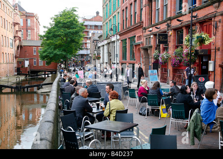 Juli 2008 - Leute sitzen in Cafés im Freien an der Canal Street auch bekannt als Gay Village Manchester England UK Stockfoto