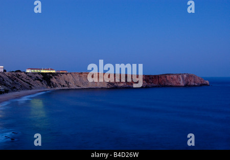 Mareta Bucht in der Abenddämmerung mit Pousada e Ponta da Atalaia, Sagres, Portugal Stockfoto