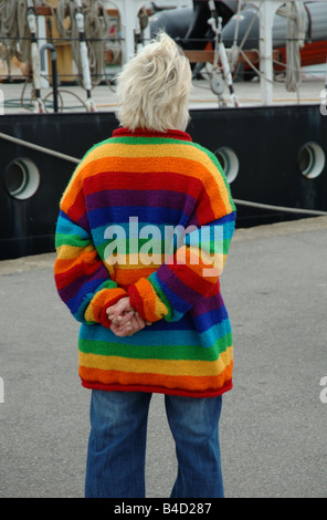 Rückansicht der Trägerin Regenbogen farbige Pullover, England, UK Stockfoto