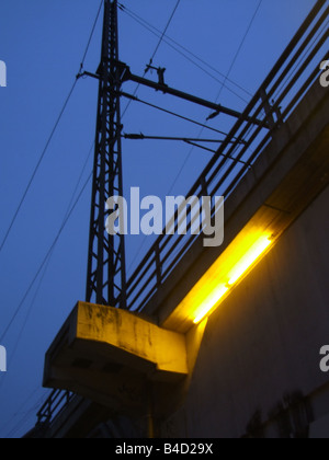 Detail der beleuchteten Bahnbrücke in der Stadt bei Nacht Stockfoto