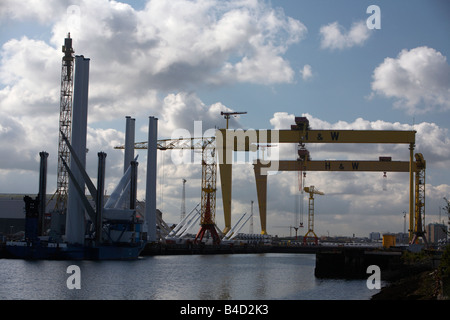 Silhouette von Harland und Wolff Kranen mit Wind-Turbine-Schiff und Turbinen in Belfast Werft gebaut Stockfoto