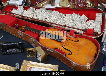 gemischte Sammlung von Trödel an Braderie von Lille Frankreich Stockfoto