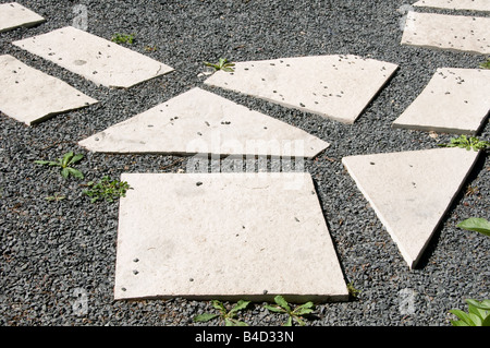 Hellen Trittsteine auf grauem Kies im Garten Stockfoto