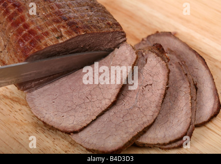 Eine Runde Gelenk wird in Scheiben geschnitten zum servieren nach als geschmorte Topf gebraten Rindfleisch Stockfoto