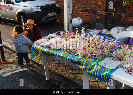 gemischte Sammlung von Trödel an Braderie von Lille Frankreich Stockfoto