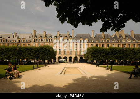 quadratische Place des Vosges in Paris Frankreich Stockfoto