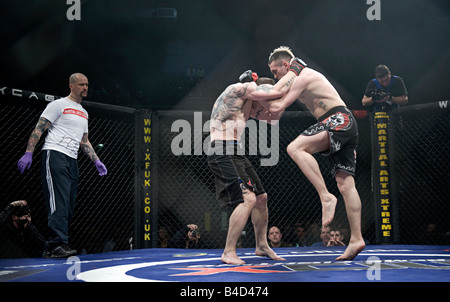 Käfig-Kämpfer in Aktion während eines Wettbewerbs Käfig Kriege in Brahead Arena in Glasgow MMA Kämpfer Mixed Martial Arts Kämpfer Stockfoto