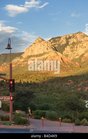 Rotlicht in der malerischen Stadt Sedona, Arizona, USA. Stockfoto