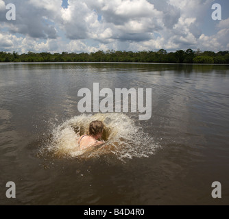 Schwimmen im Fluss Napo, Amazonas Regenwald, Ecuador Stockfoto