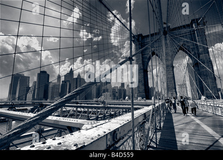 Der Gang über die Brooklyn Bridge in New York City hat getrennte Fahrspuren für Fußgänger Wanderer und Radfahrer Stockfoto