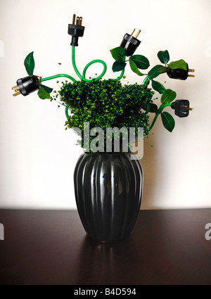 Elektrische Stecker dienen als Blüten in dieser grünen farbigen Blumenarrangement mit einem Ökostrom-Thema in einer vase Stockfoto
