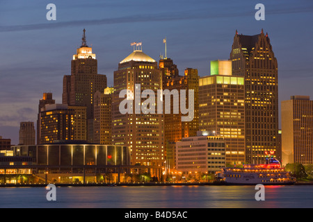 Skyline von Detroit, Michigan, USA, gesehen von der Stadt Windsor, Ontario, Kanada in der Abenddämmerung. Stockfoto