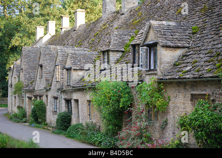 Reihe von Cotswold Steinhütten, Bibury, Gloucestershire, England, Vereinigtes Königreich Stockfoto