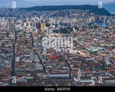 Quito-Ecuador-Übersicht Stadtbild urban Vögel Auge Vogel s Vogelfedern städtische Ansicht vom Panecillo Hügel Stadt Panorama Panorama e Stockfoto
