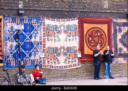 Teppiche auf Wand verkauft Chalk Farm Road NW1 London Vereinigtes Königreich Stockfoto