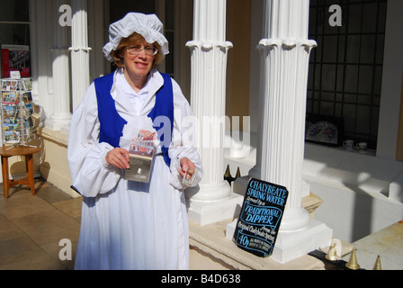 Traditionelle Dipper, The eisenhaltiger Spring, The Pantiles, Royal Tunbridge Wells, Kent, England, Vereinigtes Königreich Stockfoto