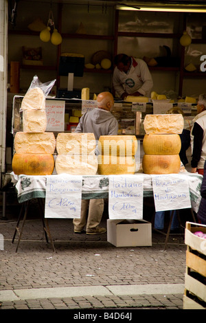 Käse-Händler auf dem Open-Wochenmarkt Cremona Stockfoto