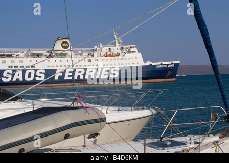 Blick auf Auto- und Passagierfähre durch die Manipulation der Yachten vor Anker in Lavrion Stadt Hafen griechischen Festland Ägäis Griechenland Stockfoto