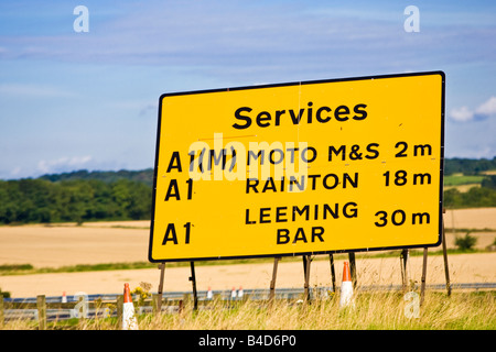 Gelbes Schild auf einer Straße Baustellen zeigen überarbeitet Laufleistungen zu nächstgelegenen Tankstellen England UK Stockfoto