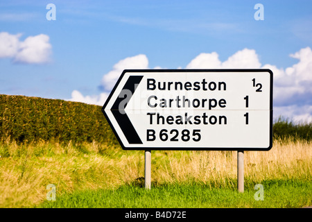 B Schild nicht-primäre Route Verkehr UK Schild mit Anzahl und Abstand Informationen England Stockfoto