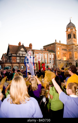 Große Pappmaché-Puppen und Massen in Derby Stadtmarkt Ort während der Derby-Feste. Stockfoto