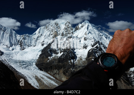 Höhenmesser am Handgelenk, Cordillera Huayhuash Stockfoto