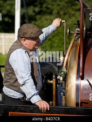 Ein Fahrer und Heizer auf dem Führerstand einer Dampflokomotive Furness Nr. 20 in das Beamish Open Air Museum in County Durham, England Stockfoto