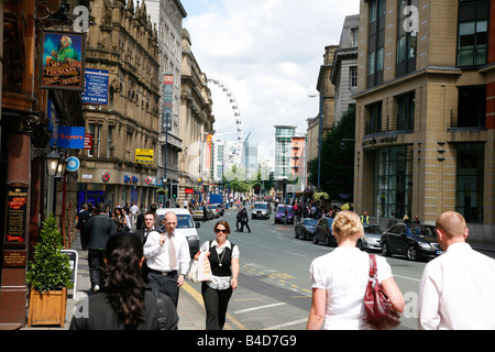 Aug 2008 - center Menschen am Kreuz-Straße in der Stadt Manchester England UK Stockfoto