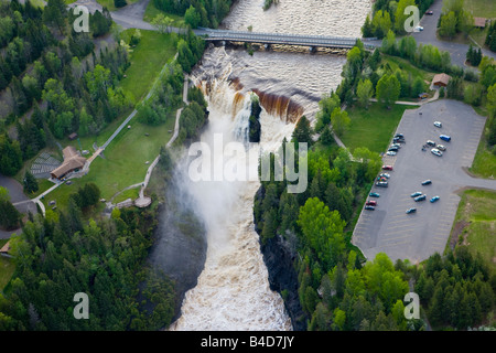 Luftaufnahme der Kaministiquia River und Kakabeka Falls bei den Kakabeka Falls Provincial Park, Ontario, Kanada. Stockfoto