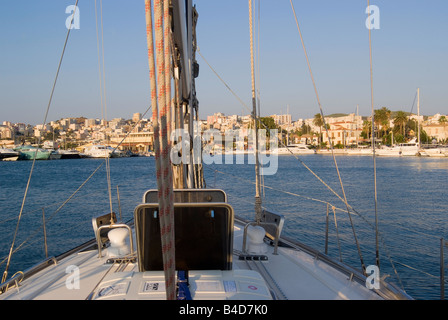 Der Hafen Stadt von Lavrion durch Yacht Rigging in frühen Morgen Sonnenschein griechischen Festland Ägäis Griechenland Stockfoto